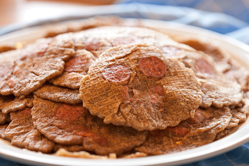 traditionele Drentse koekjes op een bord